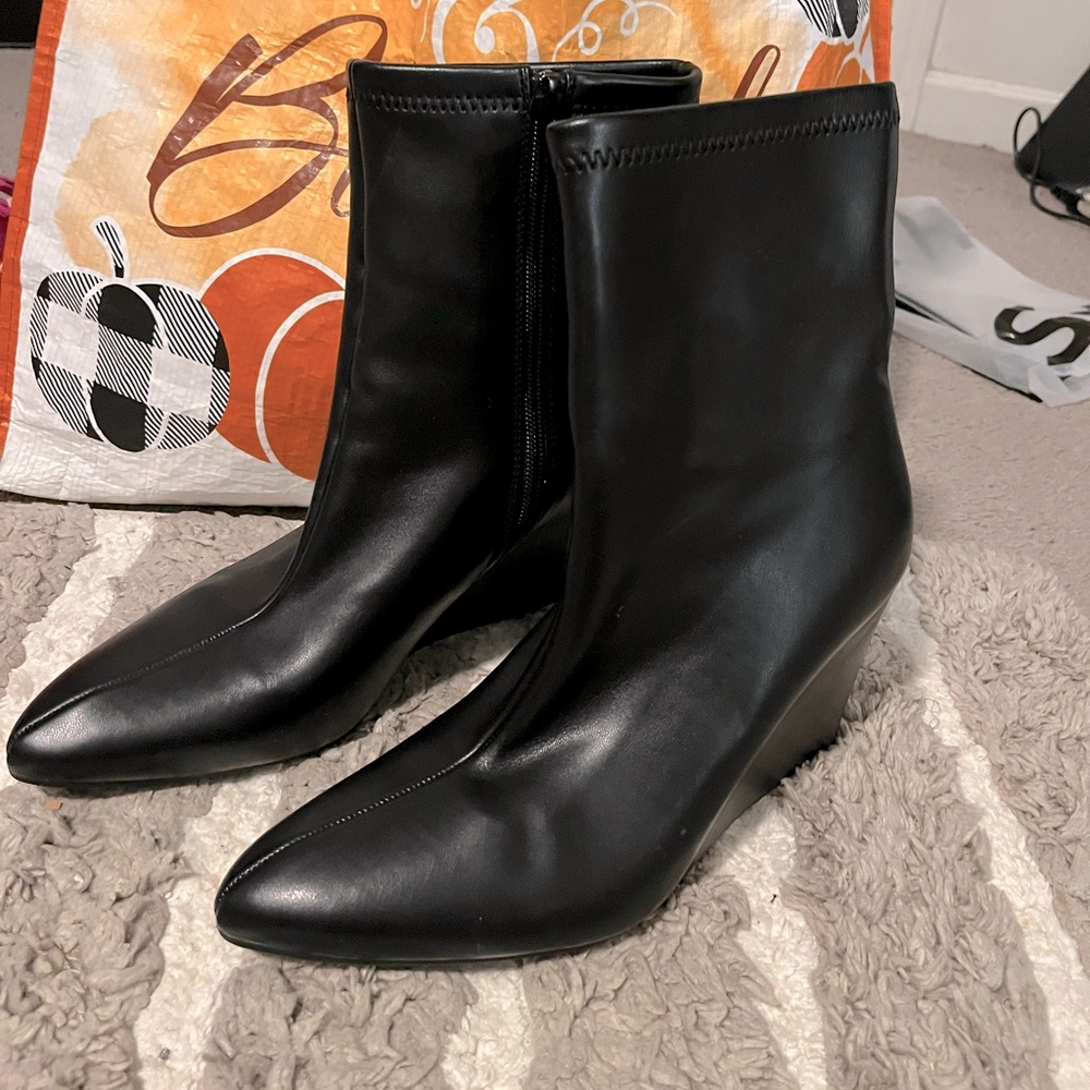 Great condition, must have black boots. Full zip!